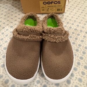 NIB Oofos Brown Fuzzy Slip Ons - Size 7